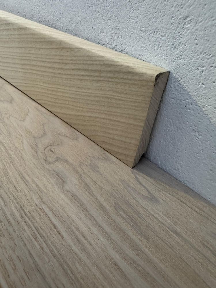 Плинтус массив Ясень без покрытия 90х20 мм